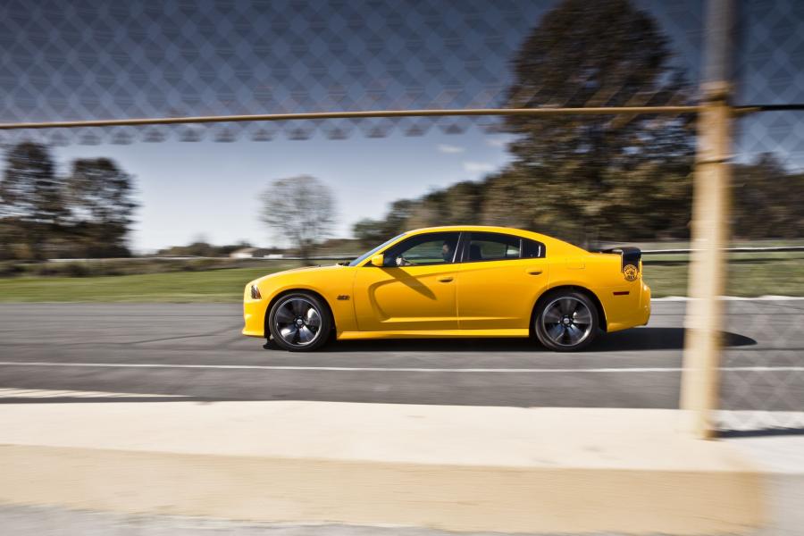  Dodge Charger SRT8 Super Bee 2012 года  (фото 13 из 39)